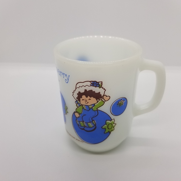 Vtg 1980 Huckleberry Pie milk glass mug 10 oz